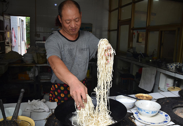 鄉(xiāng)村廚師做炒面，方法奇特不多見(jiàn)